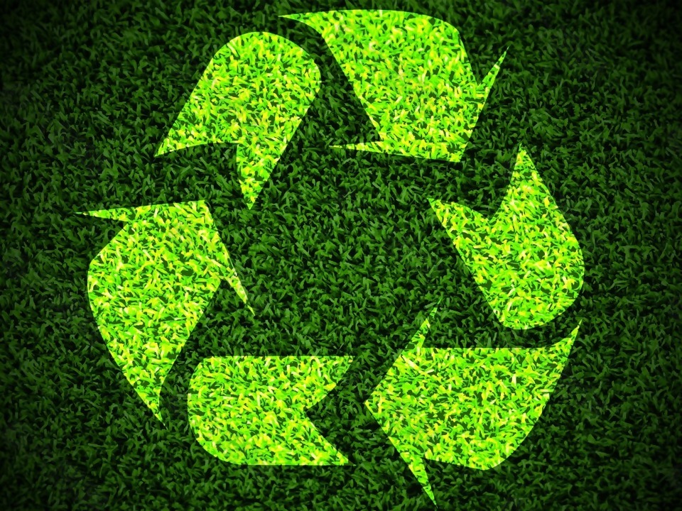 綠色草地上的環(huán)保圖背景素材